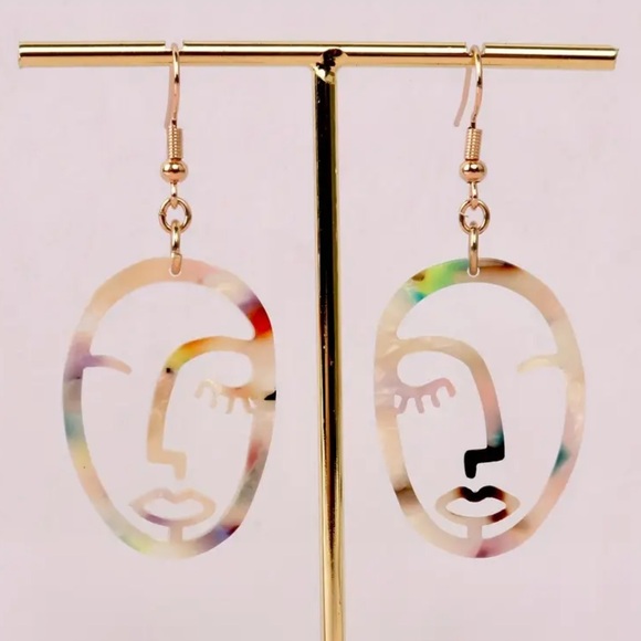Elegant Face Shaped Art Deco Earrings: Timeless Style - Picture 3 of 8